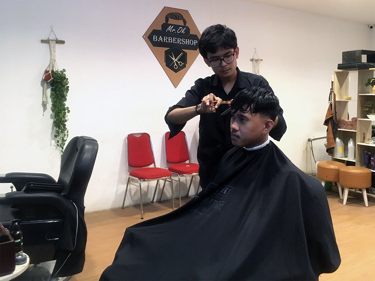 Gaya Rambut yang Menentukan Sukses: Mr.R Barbershop di Cilacap